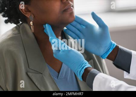Nahaufnahme eines nicht erkennbaren Arztes beim Herzstillstand während der Untersuchung einer Frau in der Klinik Stockfoto