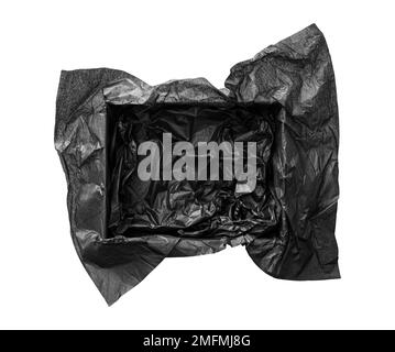 Ansicht von oben auf leere, offene Geschenkbox mit schwarzer seidenmatter Papierfüllung innen. Luxuriöse Geschenkverpackung oder Hintergrund für Produkte. Isoliert auf weiß. Stockfoto