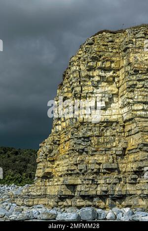 The Cliff Edge at Llantwit Major oder Colhugh Beach an der Glamorgan Heritage Coast, South Wales im September Stockfoto