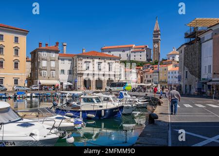 Piran, Slowenien - 20. Juli 2022: Skyline der Küstenstadt mit Hafen von Piran Marina in der Adria, slowenische Region Istrien. Stockfoto