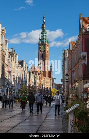 Danzig, Polen - 4. Oktober 2022 - Long Street (Ulica Dluga) in der Altstadt, Hauptboulevard mit Bürgerhäusern in der historischen Stadt Stockfoto