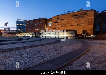 Danzig, Polen - 7. Oktober 2022 - Gebäude des Europäischen Solidaritätszentrums (Polnisch: Europejskie Centrum Solidarności) bei Nacht mit Museum, Bibliothek, e Stockfoto