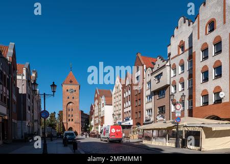 Elblag, Polen - 10. Oktober 2022 - Alte Marktstraße in der Altstadt mit Blick auf den Markttor. Stockfoto