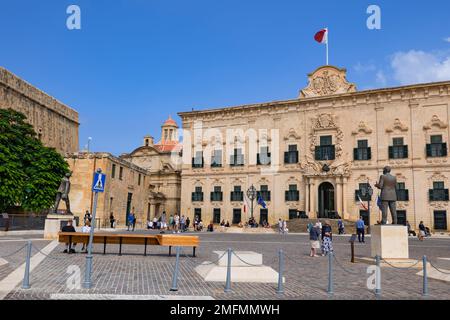 Valletta, Malta - 10. Oktober 2019 - Auberge de Castille, Wahrzeichen der Stadt aus dem 18. Jahrhundert, spanische Barockarchitektur. Stockfoto