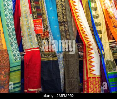 Brickfields, Malaysia - 22. Oktober 2022 Saree zum Verkauf in Little India, Kuala Lumpur. Stockfoto