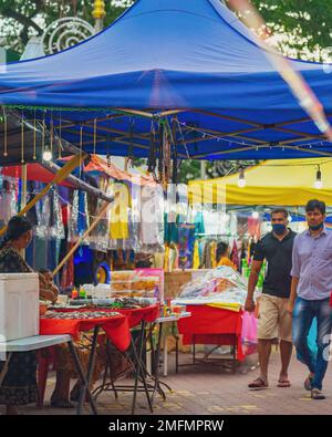 Brickfields, Malaysia - 22. Okt. 2022 Lokale Verkaufsstände, die alle möglichen Artikel im Little India, Kuala Lumpur, verkaufen. Stockfoto