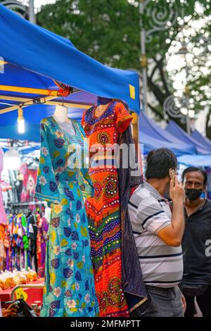 Brickfields, Malaysia - 22. Oktober 2022 farbenfrohe Lehenga zum Verkauf im Little India, Kuala Lumpur. Stockfoto