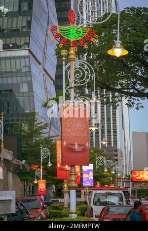 Brickfields, Malaysia - 22. Oktober 2022 Deepavali-Werbung, die am Lichtmast in Little India, Kuala Lumpur, glüht. Stockfoto