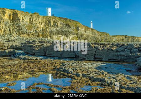 Die beiden Leuchttürme am Strand von Nash Point an der Glamorgan Heritage Coast an einem hellen und sonnigen Novembertag Stockfoto