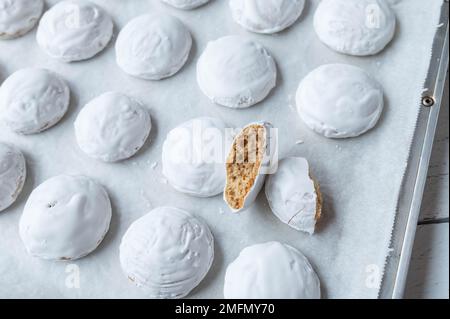 Frisch gebackene Lebkekse mit Eiweißeis auf einem Backblech Stockfoto