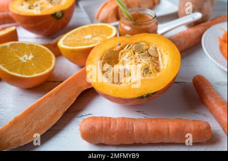 Buntes Gemüse und Früchte mit natürlichem Beta-Carotin auf einem Tisch Stockfoto