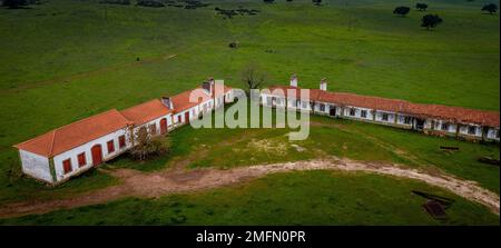 Blick aus der Vogelperspektive auf ein verlassenes Haus in Alentejo Stockfoto