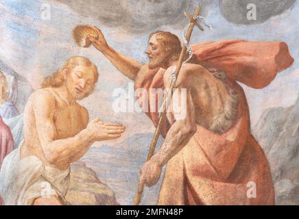 VARALLO, ITALIEN - 17. JULI 2022: Das Fresko der Jesu-Taufe in der Kirche Collegiata di San Gaudenzio Stockfoto