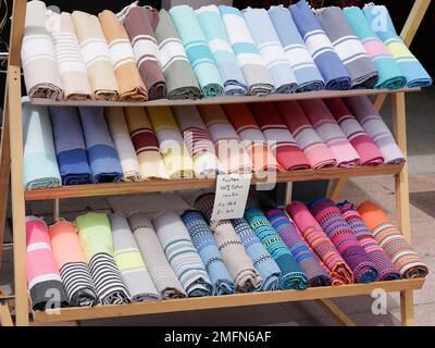 fouta Meeretücher im Laden Sommer Strandtuch Foutas zum Verkauf im Geschäft Stockfoto