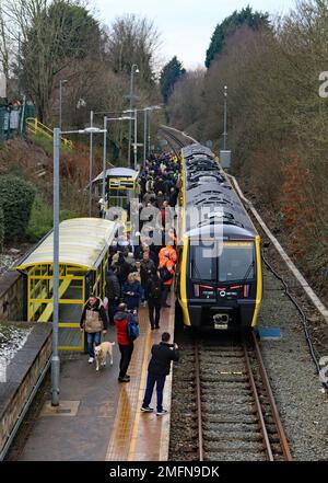 Die erstmalige Nutzung eines neuen Zuges für Merseyrail zieht das Interesse von Eisenbahnenthusiasten und Mitgliedern der Presse, die die Veranstaltung in Kirkby aufzeichnen, auf sich. Stockfoto