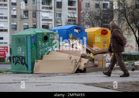 Zagreb, Kroatien. 25. Januar 2023. Am dritten Tag eines unbefristeten Streiks von Müllmännern und Straßenreinigern am 25. Januar 2023 in Zagreb, Kroatien, am 13. November 2013 geht ein Mann am Müllhaufen auf dem Bürgersteig vorbei. Foto: Igor Kralj/PIXSELL Kredit: Pixsell/Alamy Live News Stockfoto