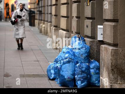 Zagreb, Kroatien. 25. Januar 2023. Am dritten Tag eines unbefristeten Streiks von Müllmännern und Straßenreinigern am 25. Januar 2023 in Zagreb, Kroatien, am 13. November 2013 läuft eine Frau am Müllhaufen auf dem Bürgersteig vorbei. Foto: Marko Lukunic/PIXSELL Credit: Pixsell/Alamy Live News Stockfoto