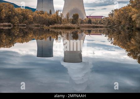 Kühltürme des Kernkraftwerks Cruas mit dramatischen Rauchwolken im See Stockfoto