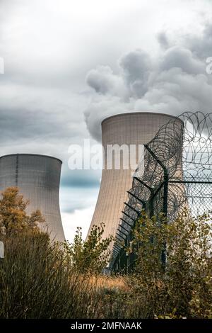 Blick auf das Kernkraftwerk Cruas von Meysse Stockfoto