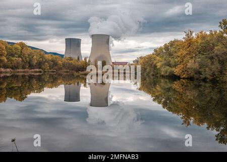 Kühltürme des Kernkraftwerks Cruas mit dramatischen Rauchwolken im See Stockfoto