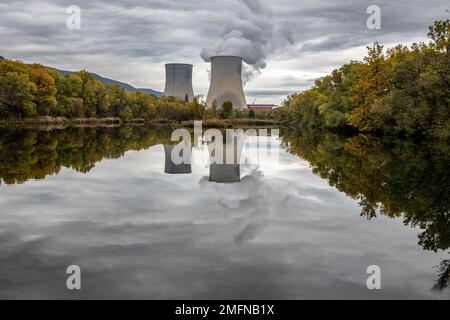 Kühltürme des Kernkraftwerks Cruas mit dramatischen Rauchwolken im See Stockfoto