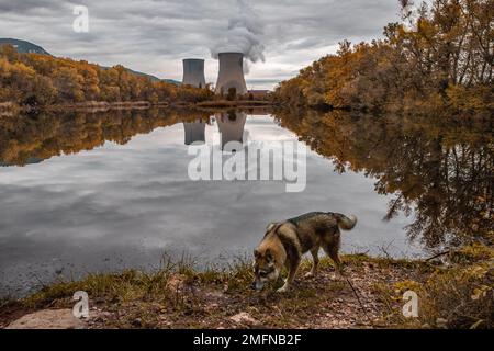 Kühltürme des Kernkraftwerks Cruas mit dramatischen Rauchwolken im See Stockfoto