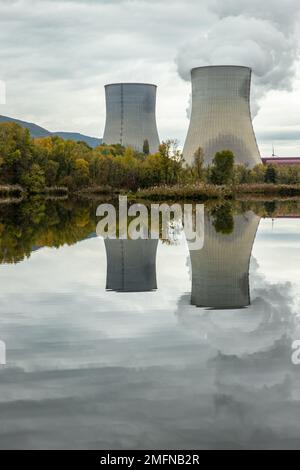 Kühltürme des Kernkraftwerks Cruas mit dramatischen Rauchwolken im See Stockfoto