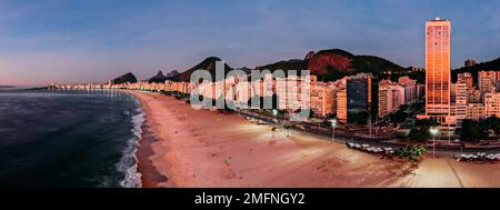 Panoramablick aus der Vogelperspektive auf den berühmten Copacabana Beach in Rio de Janeiro, Brasilien bei Sonnenaufgang Stockfoto