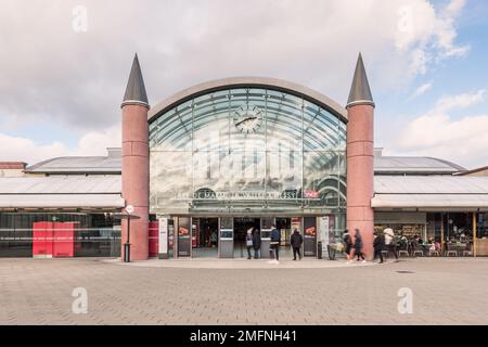 Eintritt zum Bahnhof Marne La Vallée Chessy in Disneyland Paris in Frankreich. Es handelt sich um einen großen kombinierten Pendler- und Hochgeschwindigkeitsbahnhof. Stockfoto