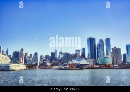 Manhattan, New York - 26 2022. November: Blick auf die Skyline von Manhattan vom Hudson River, New York. Manhattan wurde als das kulturelle, finanzielle, Stockfoto