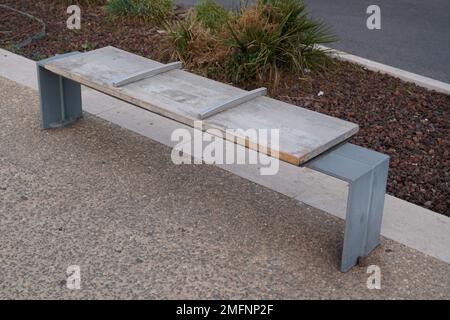 Feindselige Design-Architektur aus Stahl verhindert, dass Obdachlose in Saint Raphael in frankreich sitzen Stockfoto