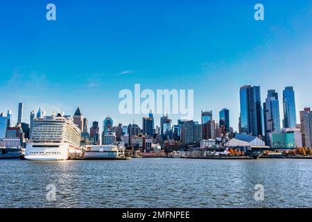 Manhattan, New York - 26 2022. November: Blick auf die Skyline von Manhattan vom Hudson River, New York. Manhattan wurde als das kulturelle, finanzielle, Stockfoto