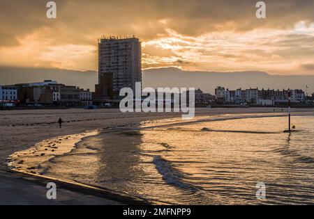 Das Meer und der Strand von Margate Kent an einem Abend mit untergehender Sonne Stockfoto