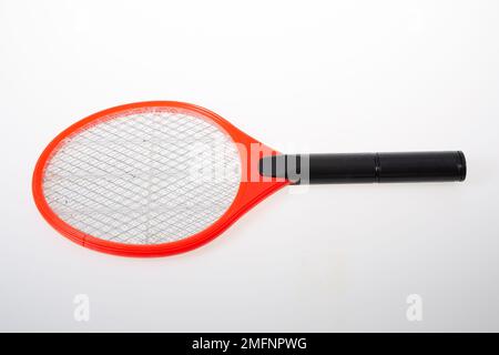 Schläger Moskitonetze isoliert auf weißem Hintergrund Schläger gegen Moskitos Killer Tennis Schläger Form Style wiederaufladbarer Moskitonetzer Stockfoto