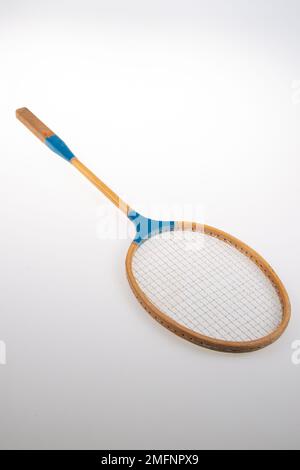 Alte Badminton-Schläger aus Holz und blauem Kunststoff auf grauem Hintergrund Stockfoto