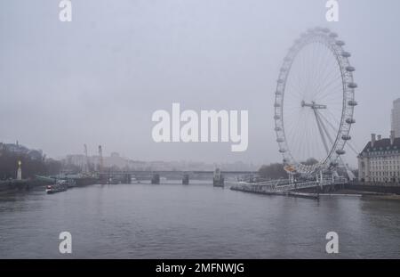 London, Großbritannien. 25. Januar 2023 Ein Blick auf das London Eye und die Themse, während die Hauptstadt von eiskaltem Nebel bedeckt wird. Kredit: Vuk Valcic/Alamy Live News Stockfoto