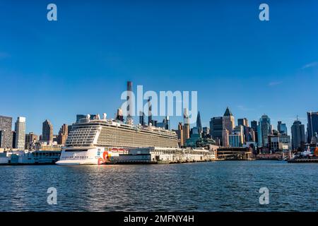 Manhattan, New York - 26 2022. November: Blick auf die Skyline von Manhattan vom Hudson River, New York. Manhattan wurde als das kulturelle, finanzielle, Stockfoto