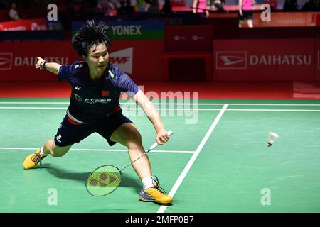 Jakarta, Indonesien. 25. Januar 2023. Bingjiao aus China erlangt eine Rendite während des ersten Frauenspiels gegen Okuhara Nozomi aus Japan auf der Indonesia Masters 2023 in Jakarta, Indonesien, am 25. Januar 2023. Kredit: Xu Qin/Xinhua/Alamy Live News Stockfoto