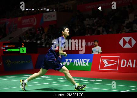 Jakarta, Indonesien. 25. Januar 2023. Han Yue aus China tritt am 25. Januar 2023 in Jakarta, Indonesien, im ersten Runde des Frauenspiels gegen ihren Landsmann Zhang Yiman bei der Indonesia Masters 2023 an. Kredit: Xu Qin/Xinhua/Alamy Live News Stockfoto