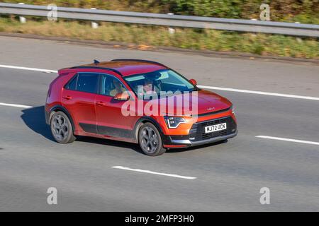 2022 RED KIA NIRO 3 HEV S-A 6-Gang-Benzinmotor mit Automatikgetriebe; Fahren auf der Autobahn M61, Großbritannien Stockfoto