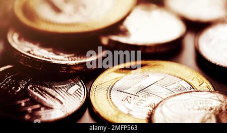 Brasilianische echte Münzen, mit goldenem Ton. Bankersparnisse oder Anlagekonzept. Münzen ein echter selektiver Fokus. Stockfoto