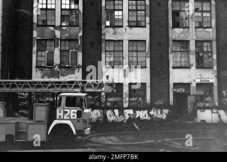 Helsinki Feuerwehr Drehleiter LKW H26 in einem Industriegebäude in Sörnäinen, um 1996. Stockfoto