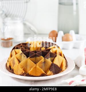 Marmorkuchen auf weißem Tisch Stockfoto