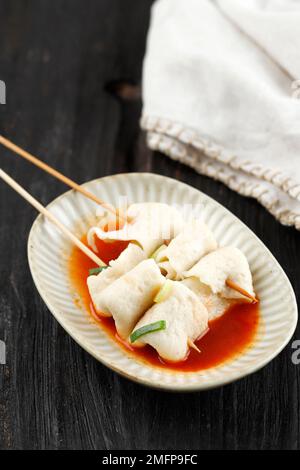 Spießige scharfe Eomukguk- oder Odeng-Suppe, koreanisches beliebtes Street Food aus Fischkuchen Eomuk und Gochujang-Paste. Stockfoto