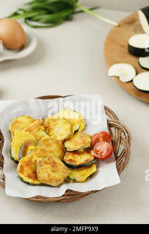 Hobak Jeon, Koreanischer Grüner Zucchini-Pfannkuchen. In der Pfanne gebratene Zucchini-Beschichtung mit Eierteig Stockfoto