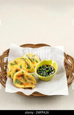 Pajeon, koreanischer Scallion-Pfannkuchen mit Sojasauce Dipping, Kopierbereich für Text Stockfoto