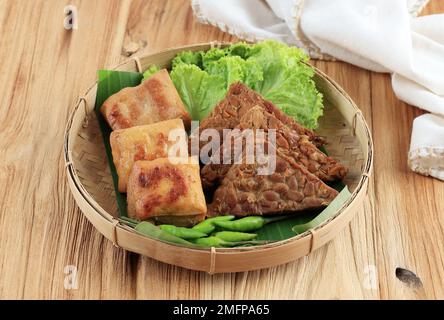 Tahu Tempe Bacem. Tofu und Tempeh mit süßen Gewürzen. Bacem ist indonesisches Essen aus Java Stockfoto