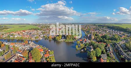 Panoramablick von der traditionellen Stadt Oudekerk aan de Amstel in den Niederlanden Stockfoto