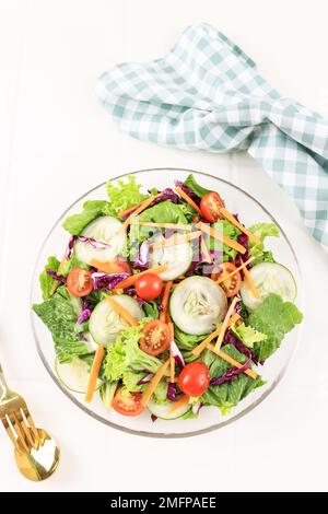 Salat mit frischer Gurke, Kirschtomaten, Purpurkohl, Salat, Karotte, Mit Olivenöl. Gesundes Essen, Top View Stockfoto
