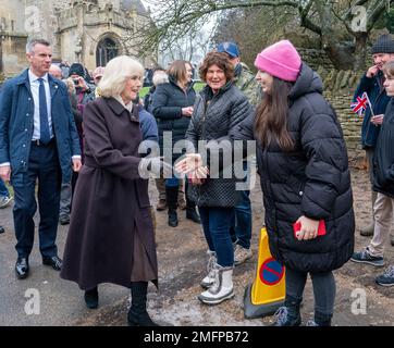 Die königliche Gemahlin schüttelt sich bei einem Besuch in Lacock, Wiltshire, die Hand mit einem Weisheit. Sie traf auch Vertreter der Gemeinde in der St. Cyriac's Church und pflanzte einen Baum im Rahmen der Initiative der Queen Green Canopy. Bilddatum: Mittwoch, 25. Januar 2023. Stockfoto